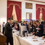 pausa caffè durante computer screen convegno diagnosi preimpianto