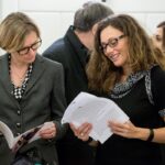 persone che leggono il programma sulla diagnosi preimpianto