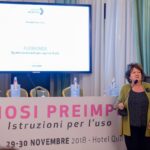 foto della dott.ssa Livi al computer screen convegno diagnosi preimpianto